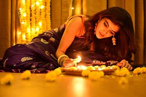 উৎসবের আনন্দের গা ভাসানোর পাশাপাশি বই পড়ে, সিনেমা দেখেই সময়যাপনের পরিকল্পনা।