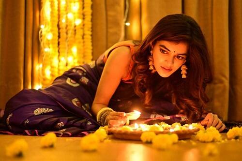 বাজি পোড়াতে তাঁর দারুণ উৎসাহ, ছোটবেলায় গ্রামের বাড়িতে ফাঁকা মাঠে গিয়ে চকলেট বোমও ফাটাতেন, একগাল হেসে জানালেন মধুমিতা।