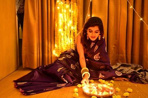 পরে অবশ্য শব্দবাজি না ফাটিয়ে পরিবেশ বান্ধব বাজি ফাটানোতেই গুরুত্ব দিতেন মধুমিতা।
