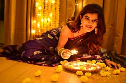 বাড়িতে মোমবাতি জ্বালিয়ে, পুজো দিয়েই এবারের দীপাবলি কাটাবেন নায়িকা। সব ছবির সৌজন্য- মধুমিতা সরকার।