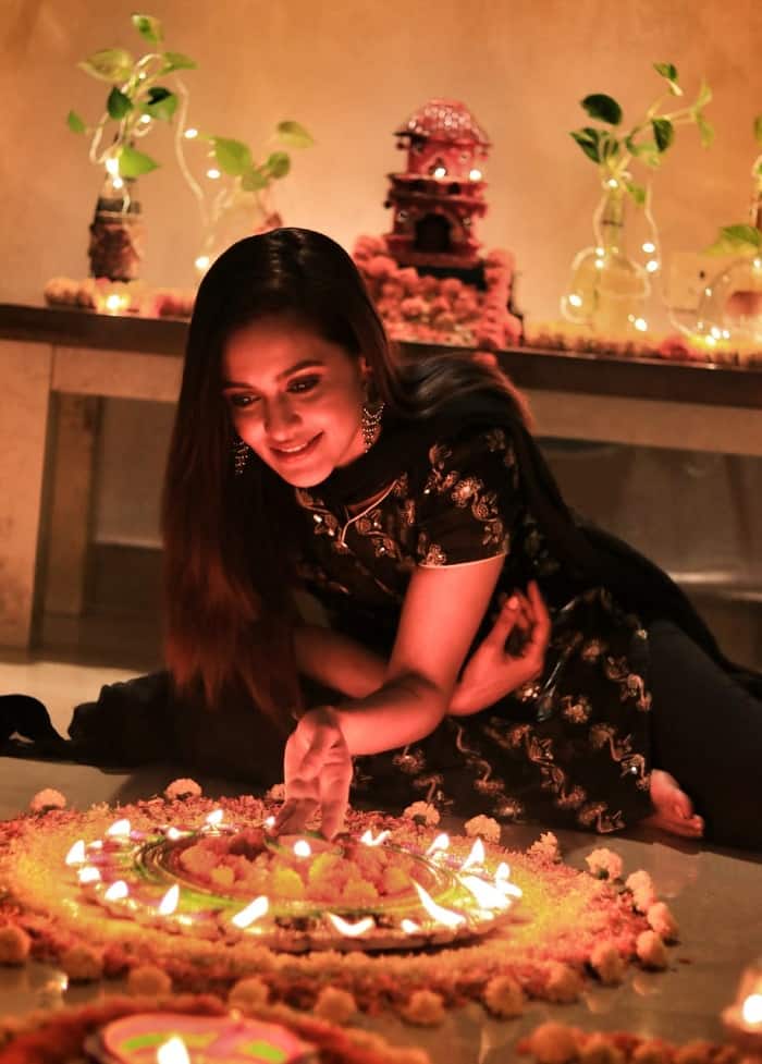 মেতে উঠলেন আলোর উৎসবে, সঙ্গে ভুললেন না বাড়তি সতর্ক থেকে দীপাবলিতে মেতে ওঠার বার্তা দিতে। 