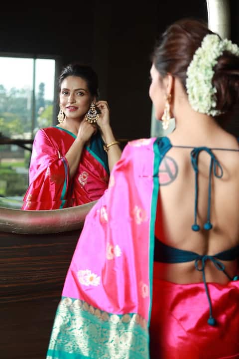 খোলা পিঠে ট্যাটুর উঁকি, পরনে বেনারসি, দীপাবলিতে প্রিয়ঙ্কা দিলেন বিশেষ বার্তা খোলা পিঠে ট্যাটুর উঁকি, পরনে বেনারসি, দীপাবলিতে প্রিয়ঙ্কা দিলেন বিশেষ বার্তা
