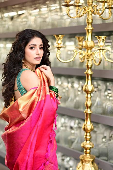 রোজের ব্যস্ততায় সময় না পেলেও কালীপুজো ও দীপাবলিতে গোটা বাড়িতে প্রদীপ জ্বালিয়ে আলোতে ভরিয়ে তোলার দায়িত্ব ঈশার।