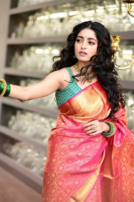 সারাদিন প্রদীপ সাজিয়ে তৈরি করার পর সন্ধে হলেও নতুন সাজ চাপিয়ে চলে সেগুলো জ্বালিয়ে তোলার কাজ।