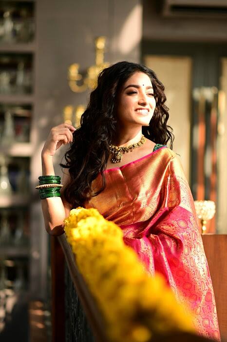 সাবেকি অনুভূতি ও ছোটবেলার নস্টালজিয়ায় ডুব দিতে একরকম জোর করেই প্রদীপ জ্বালানোর রেওয়াজ বাড়িতে বজায় রেখেছেন নায়িকা।