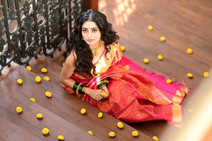 বাজি সেভাবে না পোড়ালেও ফুলঝুরি-রংমশাল জ্বলে উঠত উৎসব উপলক্ষ্যে। তবে করোনা পরিস্থিতির কথা মাথায় রেখে এবার শুধুই আলোর উৎসব। সব ছবি সৌজন্য –ঈশা সাহা।