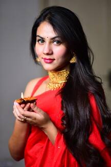 লাল শাড়ি, খোলা চুল, ঝড় তুলল সালাঙ্কারা ঋতিকার দীপাবলি উদযাপনের ছবি