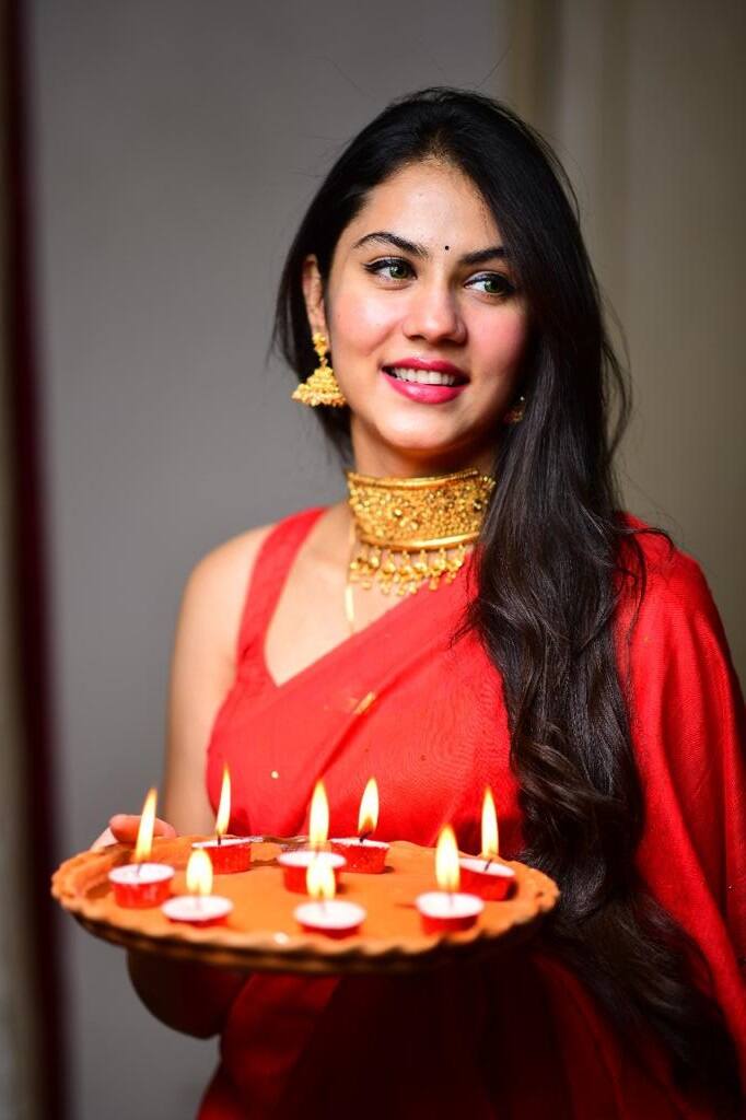 পরনে লাল শাড়ি-ব্লাউজ, খোলা চুল। সালাঙ্কারা ঋতিকার আকর্ষণীয় রূপ দেখে মুগ্ধ ভক্তরা।