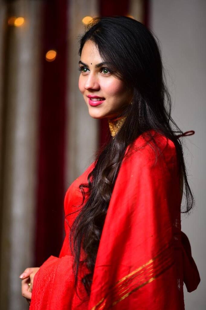 পার্শ্বচরিত্রে অভিনয় করে টলিউডে প্রবেশ ঋত্বিকার। পরে রাজ চক্রবর্তীর সিনেমার নায়িকা। অপর্ণা সেনের ‘আরশিনগর’ ছবিতে ছিলেন দেবের বিপরীতে। আরও অনেক ছবি, ওয়েব সিরিজ মিলিয়ে কেরিয়ার গ্রাফ ঊর্ধ্বমুখী।