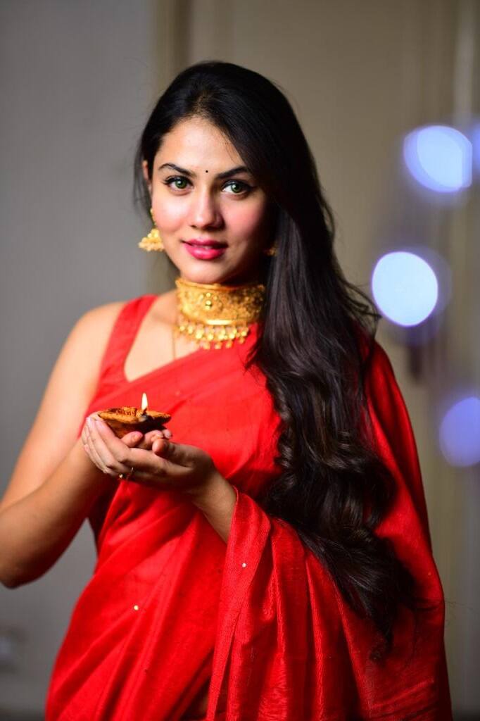 অশুভ শক্তির বিনাশে শুভ শক্তির আরাধনায় মগ্ন ঋতিকা। ঝড় তুলেছে তাঁর এই ছবি। সব ছবি সৌজন্য: ঋতিকা সেন।