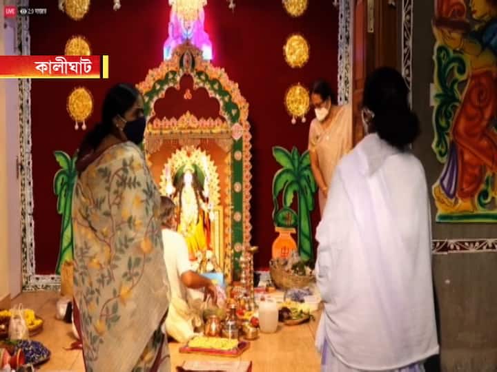 কালীঘাটে মুখ্যমন্ত্রীর বাড়িতে কালীপুজো। তবে এবার পুজো করোনা সতর্কতা মেনে। শরীরের তাপমাত্রা পরীক্ষা করে, স্যানিটাইজেশন করে, তারপর অতিথিদের নিয়ে যাওয়া হচ্ছে ভিতরে। 