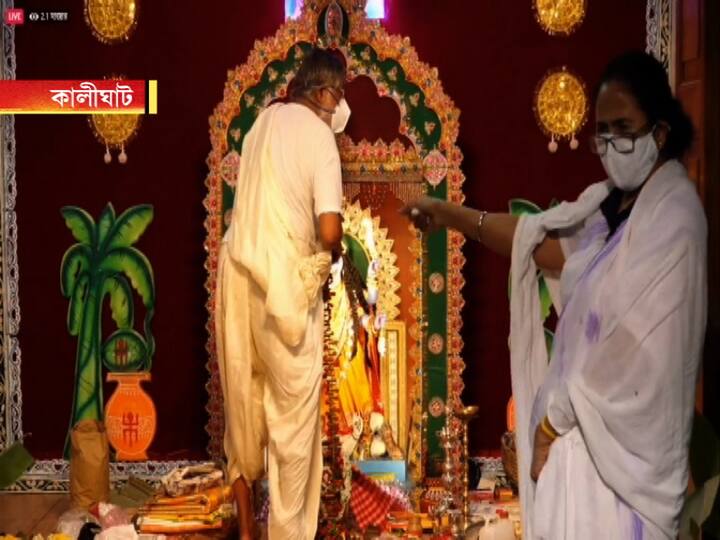 সারা বছর তুমুল ব্যস্ততা৷ গোটা রাজ্যের ভার তাঁর কাঁধে৷ কিন্তু সেই ব্যস্ততার মাঝেই সময় বের করে নেওয়া বাড়ির কালীপুজোর জন্য। 