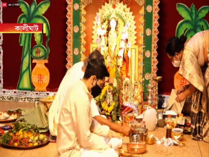 ভিভিআইপি থেকে  সাধারণ মানুষ- সবার জন্যই মুখ্যমন্ত্রীর বাড়িতে অবারিত দ্বার। তবে করোনা পরিস্থিতির জন্য এবছর পুজো হচ্ছে সতর্কতা মেনে। 