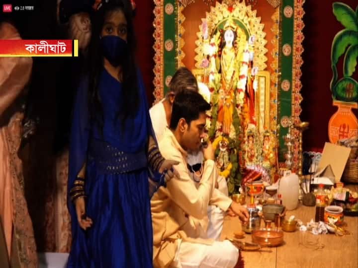 যাঁরা আসছেন, তাঁদের এক এক করে শরীরের তাপমাত্রা পরীক্ষা করে, স্যানিটাইজেশন করে ভিতরে নিয়ে যাওয়া হচ্ছে।