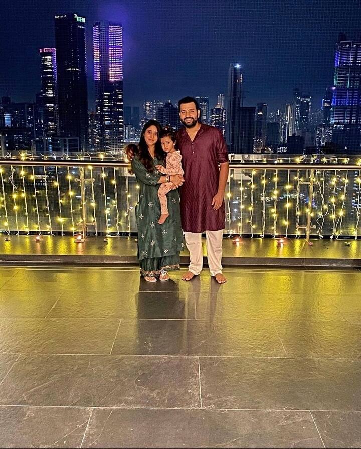 আইপিএল ট্রফি জিতে দেশে ফিরেছেন রোহিত শর্মা। স্ত্রী ও সন্তানকে নিয়ে উদযাপন করলেন আলোর উৎসব।
