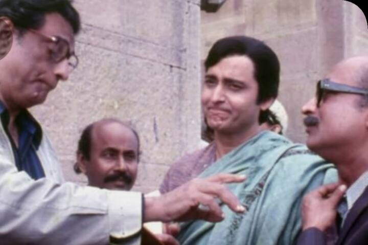 সত্যজিৎ রায়ের পরিচালনায় ১৪টি ছবিতে অভিনয় করেন সৌমিত্রবাবু। পর্দায় ফেলুদার কথা ভাবলেই, তাঁর কথা সবার আগে মনে আসে দর্শকদের।