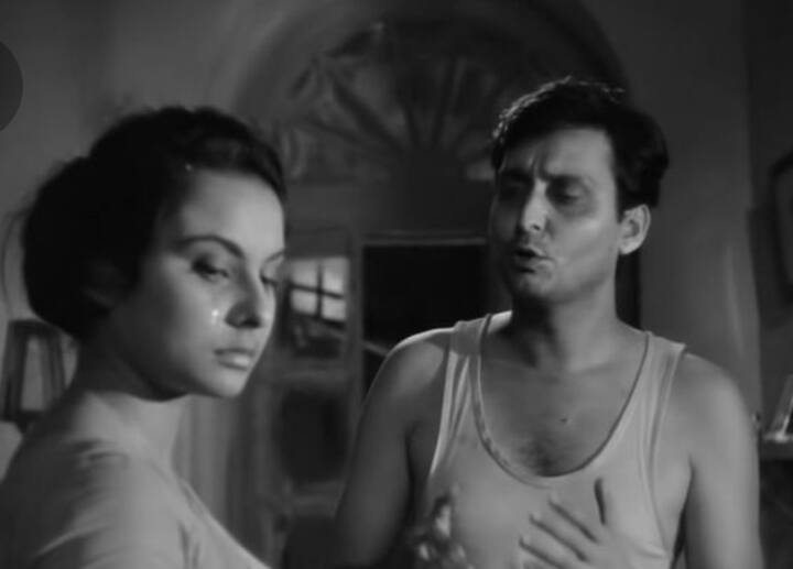 ২০০৪ সালে পদ্মভূষণে সম্মানিত হন সৌমিত্রবাবু।