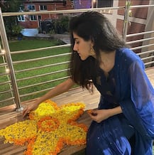 সানাকে স্নেহের চুম্বন সৌরভের, মেয়েকে নিয়ে রঙ্গোলি দিলেন ডোনা