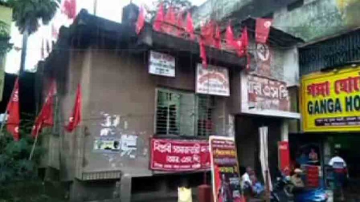 A RSP leader of Malda allegedly sell a party office in Malda মালদায় বিক্রি হয়ে গেল আরএসপি-র কার্যালয়!