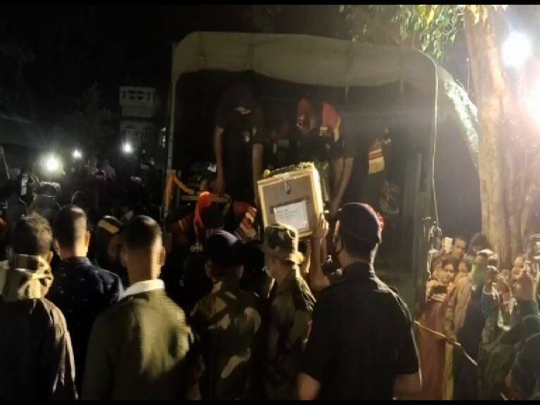 গ্রামে ফিরল পাক গোলায় হত জওয়ানের দেহ, শেষ শ্রদ্ধা জানাতে ‘বাধা’ বিজেপি এমপি-কে, মানসিক ভারসাম্য নেই! পাল্টা তৃণমূল সাংসদ BJP MP alleges not being allowed to pay homage to dead Jawan, TMC MP hits back গ্রামে ফিরল পাক গোলায় হত জওয়ানের দেহ, শেষ শ্রদ্ধা জানাতে ‘বাধা’ বিজেপি এমপি-কে, মানসিক ভারসাম্য নেই! পাল্টা তৃণমূল সাংসদ