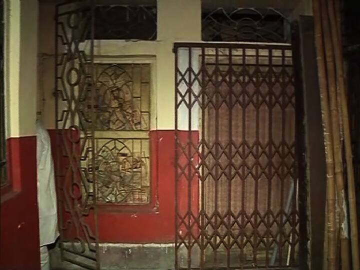 পাঁচের দশকে এই বাড়িতে থাকাকালীন কলকাতা বিশ্ববিদ্যালয় থেকে বাংলায় স্নাতকোত্তর হন সৌমিত্র চট্টোপাধ্যায়। কাছেই কফি হাউস। সেখানে যাওয়া তাঁর প্রায় রুটিন হয়ে উঠেছিল। এই কফি হাউস থেকেই প্রথমবার সত্যজিৎ রায়ের সঙ্গে দেখা করতে গিয়েছিলেন সৌমিত্রবাবু।