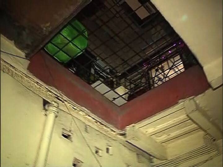 তৎকালীন মির্জাপুর স্ট্রিটের এই বাড়ি বিক্রি করে দেওয়ার পর প্রথমে পূর্ণ দাস রোডের ভাড়া বাড়িতে যান সৌমিত্র চট্টোপাধ্যায়। তারপর লেক টেম্পল রোড এবং সবশেষে ৮৬ সালে গলফ গ্রিনের বাড়িতে চলে যান। 