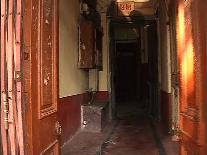 তাৎপর্যপূর্ণভাবে এই বাড়ির দেওয়ালে লেখা ছিল হে বন্ধু বিদায়...হয়ত চট্টোপাধ্যায় পরিবারের কেউ বাড়ি ছাড়ার আগে লিখে গিয়েছিলেন।