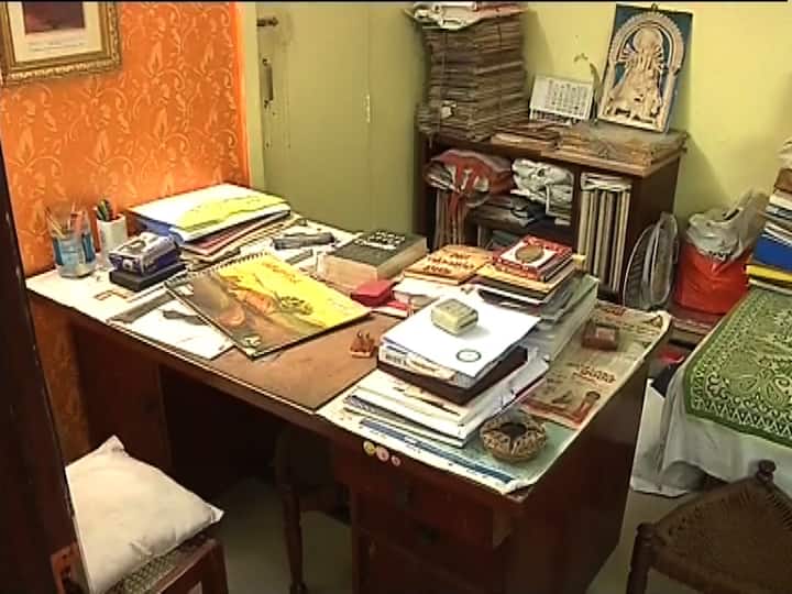 সাজানো বই, ডায়েরি, আঁকার খাতা। এই টেবিলে বসেই কাজ করতেন সৌমিত্র।