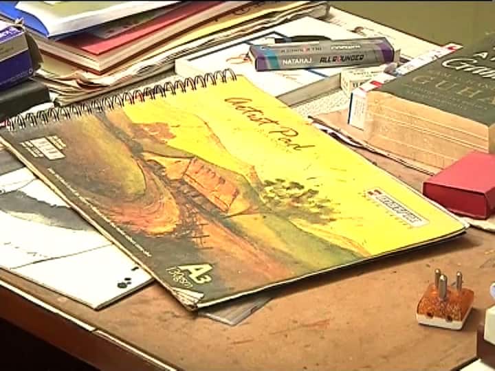 জীবনের শেষভাগে শুরু করেছিলেন আঁকা। টেবিলে রয়েছে সেই আঁকার খাতাও।