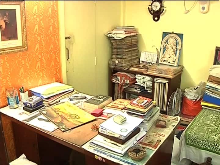 প্রিয় লেখক ছিলেন রবীন্দ্রনাথ। তাঁর লেখা বইয়ের দেখা মিলল স্টাডিতে।