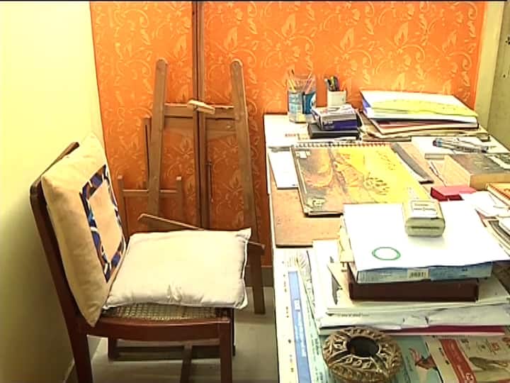 লকডাউনে বাড়িতে বন্দি হলেও থামেনি লেখা, আঁকা। 