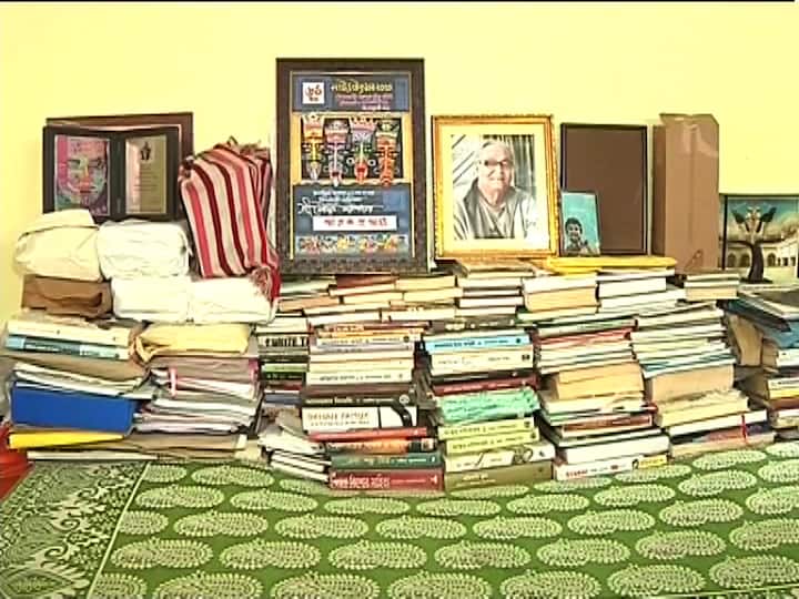 চৌকি জোড়া বই।