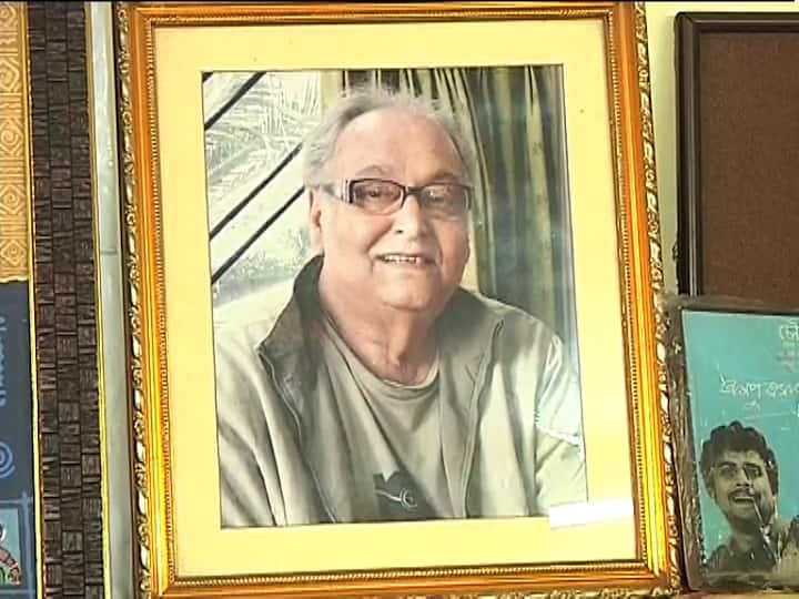 দরজা খুলতে প্রথমেই চোখে পড়ত শিশির কুমার ভাদুড়ির ফ্রেমবন্দি ছবি। থরে থরে সাজানো বই, আঁকার খাতা, রঙ পেন্সিল। আজও সেই ঘরে তাঁর প্রবল উপস্থিতি, তবে কেবল ছবির ফ্রেমে। কিংবদন্তি সৌমিত্র চট্টোপাধ্যায়ের স্টাডিরুম ঘুরে দেখল এবিপি আনন্দ।