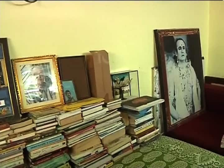 দরজা খুলতেই চোখে পড়ে বড় ফ্রেমে বাঁধানো শিশির কুমার ভাদুড়ির সেই ছবি।
