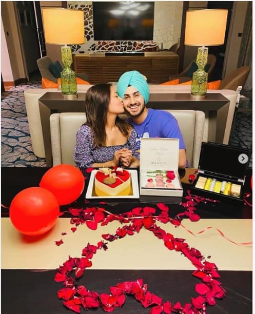 সোশ্যাল মিডিয়ায় 'হানিমুন ডায়রিজ' নাম গিয়ে একগুচ্ছ ছবি শেয়ার করলেন গায়িকা।