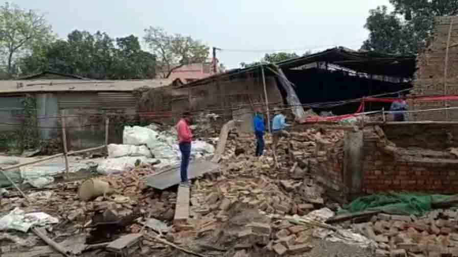 Malda blast: ‘তৃণমূল আমলেই কেন পরপর বিস্ফোরণ’, কেন্দ্রের হস্তক্ষেপ দাবি দিলীপের, কিছু হলেই জঙ্গি যোগ? খেলো রাজনীতি! পাল্টা ব্রাত্য Why blasts are happening during tmc rule, Dilip Ghosh fumes, Brayta replies, silly politics! Malda blast: ‘তৃণমূল আমলেই কেন পরপর বিস্ফোরণ’, কেন্দ্রের হস্তক্ষেপ দাবি দিলীপের, কিছু হলেই জঙ্গি যোগ? খেলো রাজনীতি! পাল্টা ব্রাত্য