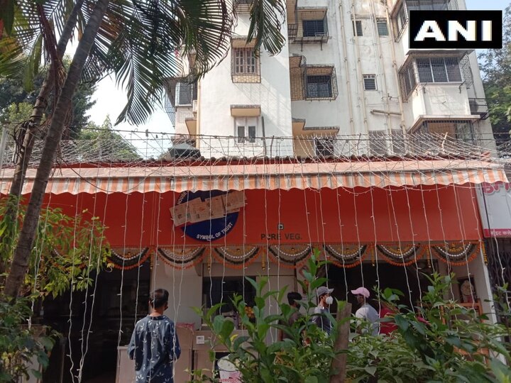 Mumbai sweet shop owner covers 'Karachi' name after Shiv Sena threat Karachi Sweets: শিবসেনার হুমকি, দোকানের নাম ঢেকে দিল বিখ্যাত করাচি সুইটস