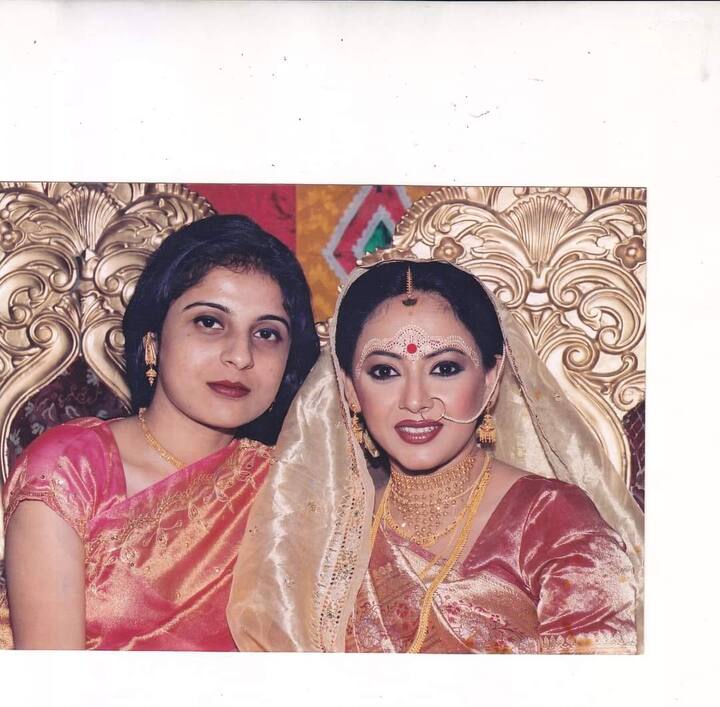শ্রীলেখার এই পোস্ট দেখে তাঁর সঙ্গে পুরনো একটি ছবিও শেয়ার করেন তাঁর এক পরিচিত। সেখানেও বধূবেশে রয়েছেন শ্রীলেখা।