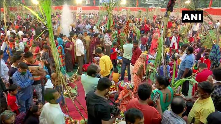 আজ ছটপুজো। সূর্যাস্তের পরেই পুণ্যার্থীরা ভিড় জমিয়েছিলেন। দেশ জুড়ে উঠে এল বিভিন্ন ছবি। এক ঝলকে দেখে নিন সেইসব ছবি।