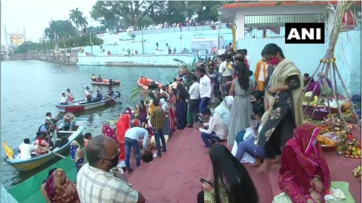 ঝাড়খণ্ডের হাতানিয়া পুকুরে ছটের রীতি পালনে পুণ্যার্থীদের ভিড়।