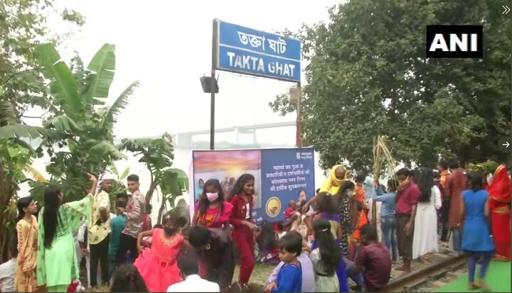 কলকাতার গঙ্গার ঘাটে ছট পালনে সামিল বহু মানুষ।