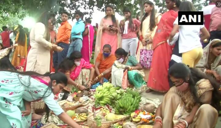 যদিও এইবছর রবীন্দ্র সরোবর ও সুভাষ সরোবরে নিষিদ্ধ ছিল ছট পালন।