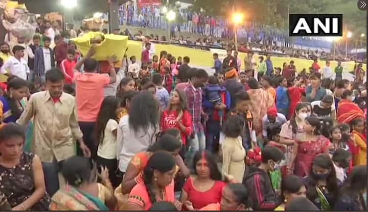 করোনা আবহেই ভিড় জমান প্রচুর মানুষ।