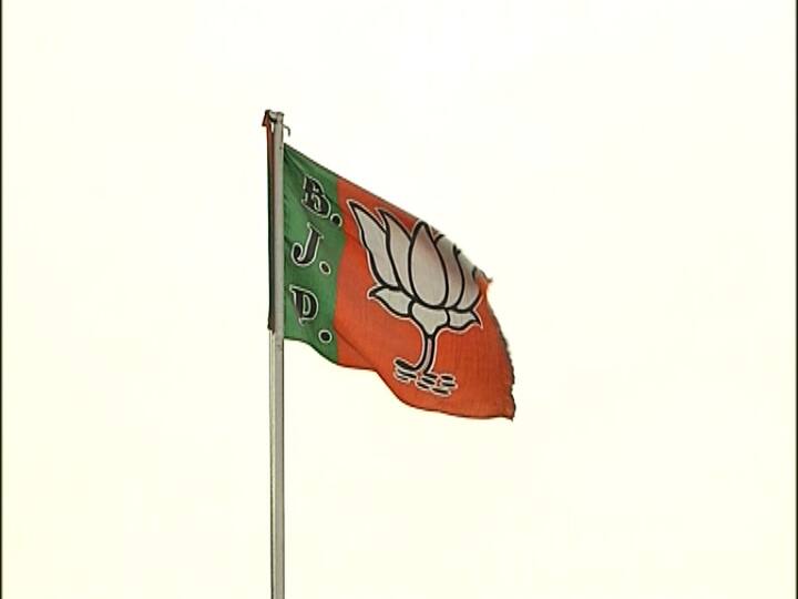 তৃণমূল যখন বিজেপিকে অবাঙালি, বহিরাগতদের দল বলে আক্রমণ শানাচ্ছে, তখন পাল্টা জবাব দিতে ছাড়েনি বিজেপি-ও। দিলীপ ঘোষ বলেছেন, পিকে কোথাকার... নিজেরা দল সামলান।