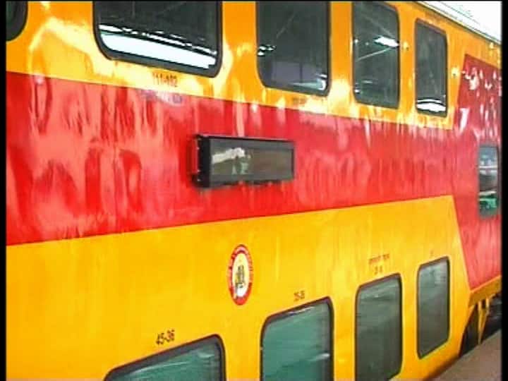 পাঞ্জাবের কাপুরথালা রেল কোচ ফ্যাক্টরিতে এই সেমি-স্পিড ডাবল ডেকার ট্রেন তৈরি হয়েছে অত্যাধুনিক প্রযুক্তি ও নতুনত্বের মোড়কে।