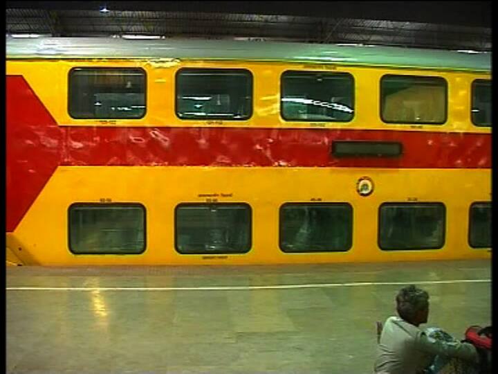 কিন্তু বেশ কিছু জায়গায় প্ল্যাটফর্মে ঘষা খায় ট্রেনের পাঁচটি কামরা৷