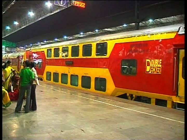 হাওড়া থেকে বর্ধমান-- প্রায় সব স্টেশনের প্ল্যাটফর্মের ধার কিছুটা কেটে ফেলা হয়।