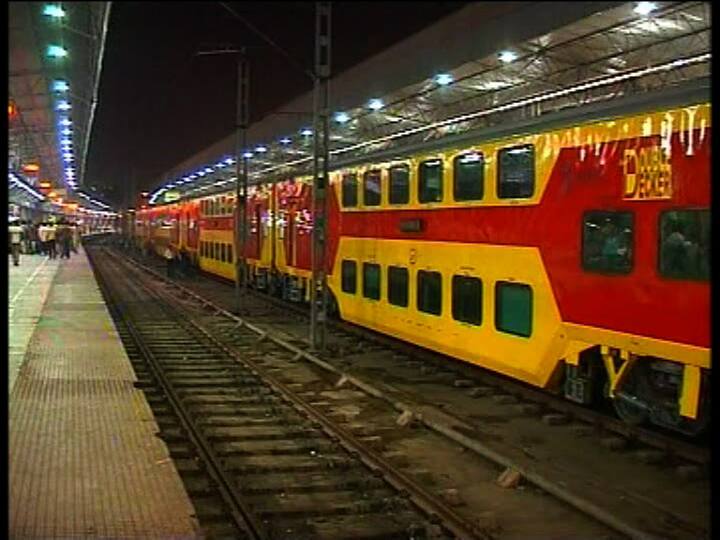 কোচের নকশাতেও বদল আনা হয়।