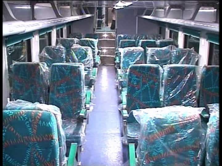 রেল সূত্রে দাবি, কোচ আগের তুলনায় অনেক চওড়া। এক কামরায় ১২০ জন যাত্রী বসতে পারবেন।