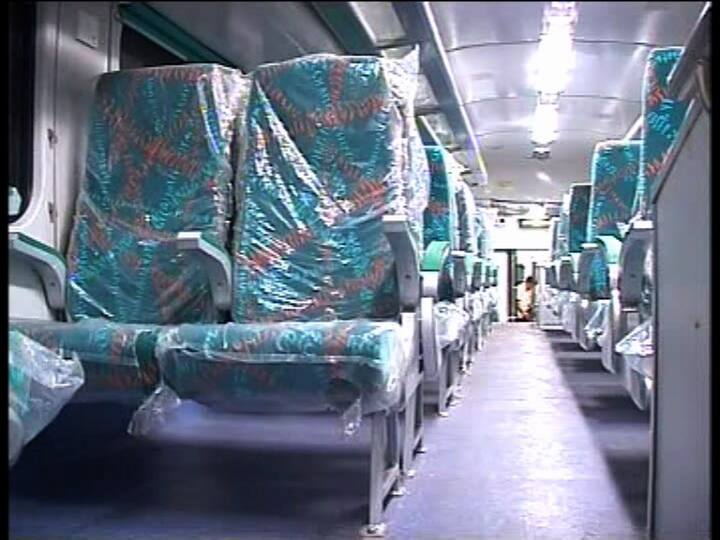 সব বাধা কাটিয়ে ফের চাকা গড়াতে চলেচে ডাবল ডেকার ট্রেনের।